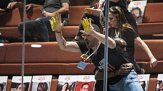 Familiares de los rehenes toman la Kneset para reclamar la dimisión de Netanyahu