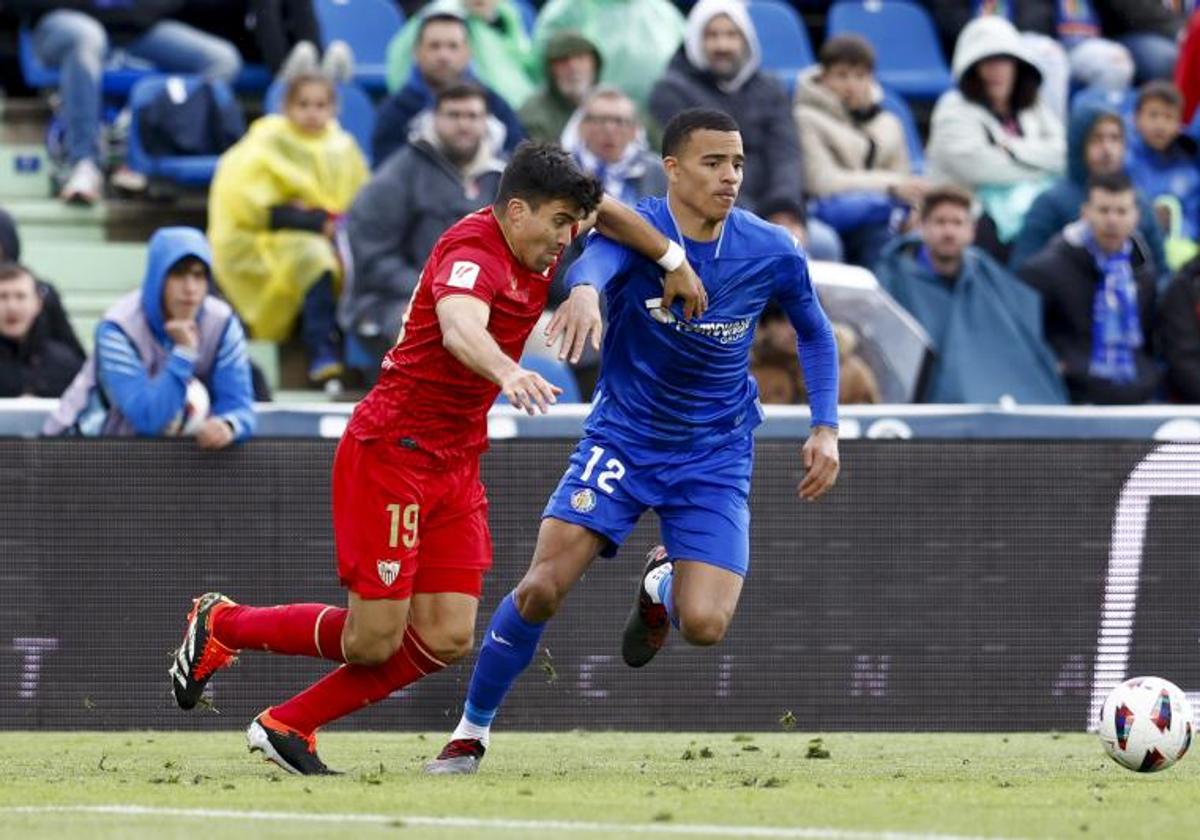 Marcos Acuña, en un lance del Getafe-Sevilla.