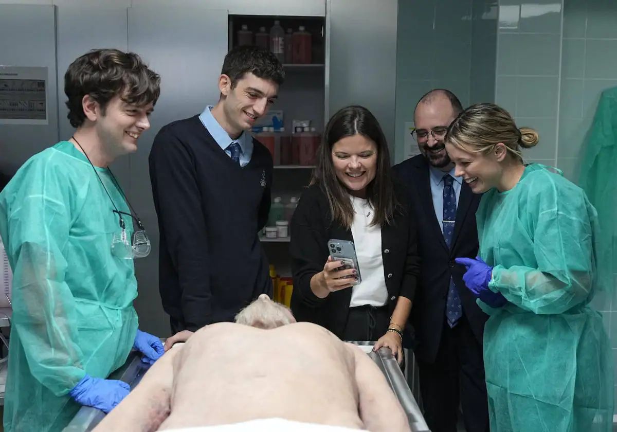 Gerald B. Fillmore, Roque Ruiz, Laura Caballero, Carlos Areces y Adriana Torrebejano, fotografiando un muñeco de un cadáver.