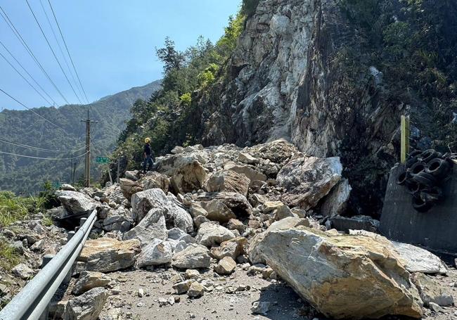 Las rocas desprendidas durante el terremoto bloquean una carretera en la ciudad taiwanesa de Taichung.