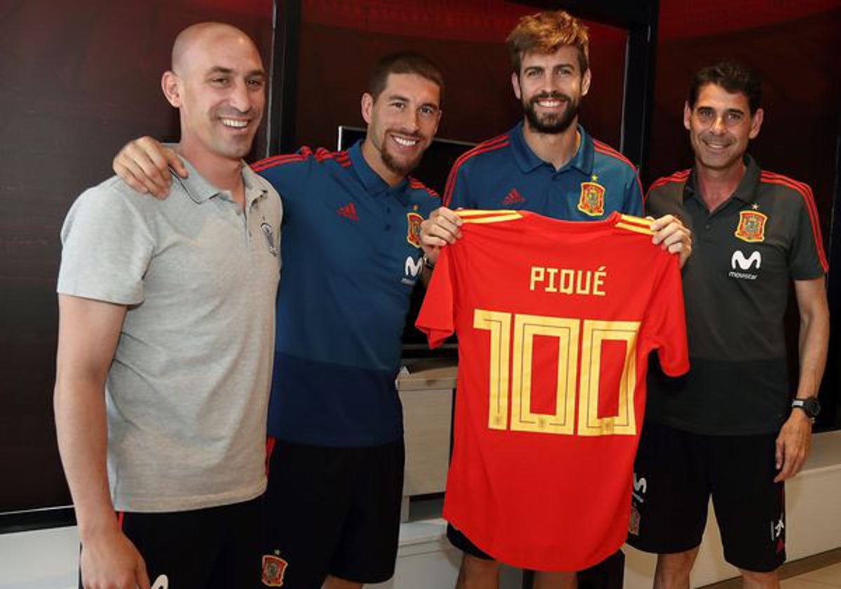 Homenaje de Luis Rubiales a Gerard Piqué por sus 100 partidos con la selección.