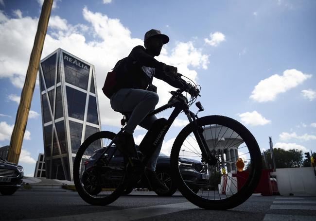 Un ciclista, en la plaza de Castilla de Madrid