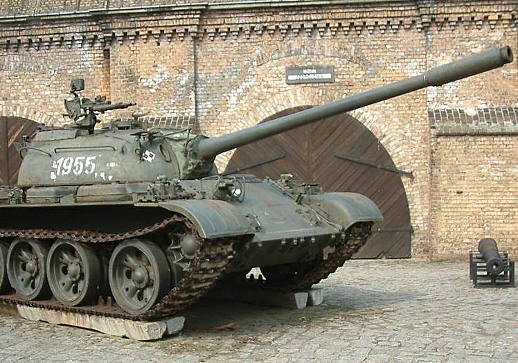 Un tanque T-55, de fabricación soviética, es exhibido en el museo de Poznan, Polonia.