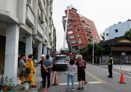 El edificio Urano, en Hualien, ha quedado inclinado sobre el asfalto tras el terremoto.
