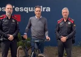 Los Mossos e Indurain, con la bicicleta recuperada.