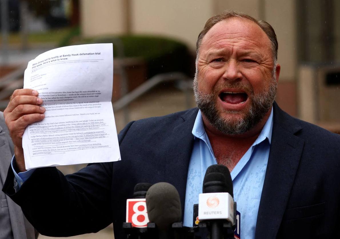 Alex Jones comparece ante los medios tras una sesión de su juicio en 2022.