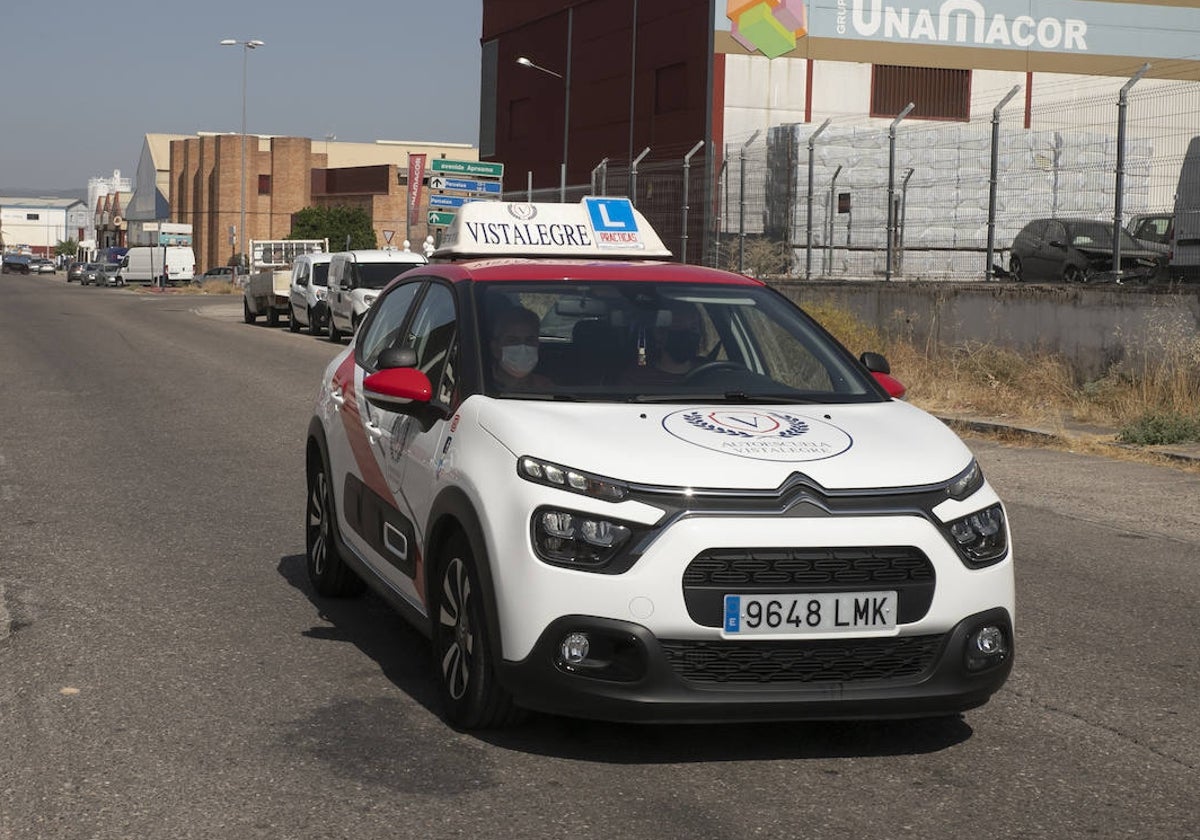 Entre la población más joven, Cádiz y Alicante son las provincias donde más ha bajado la tasa de conductores