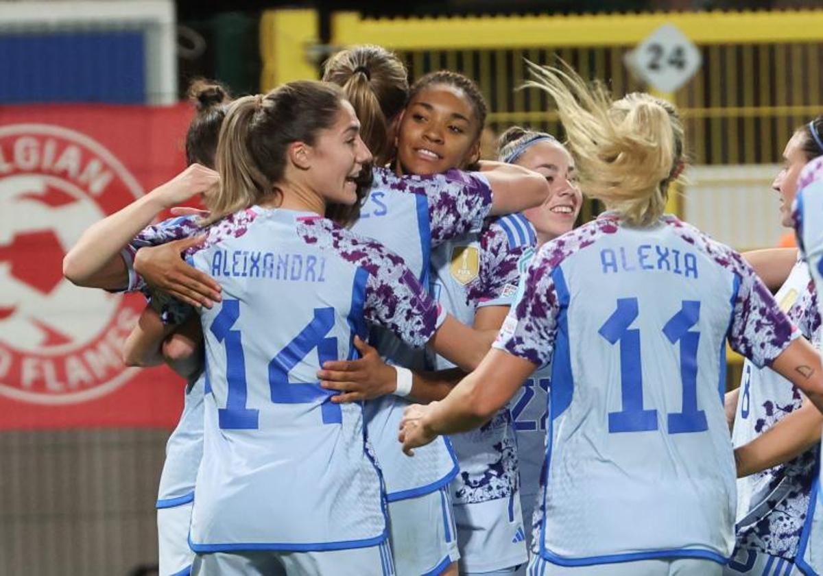 Las españolas celebran el gol de Salma Paralluelo que abrió la victoria en Bélgica.