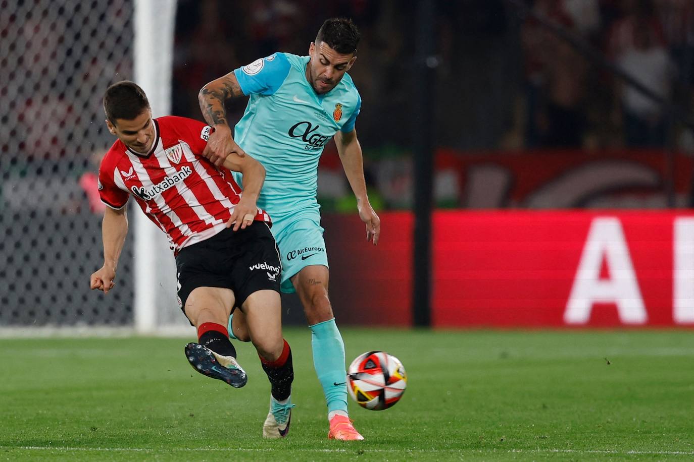 Iñigo Ruiz de Galarreta, centrocampista del Athletic, disputa un balón con Dani Rodríguez, del Mallorca.