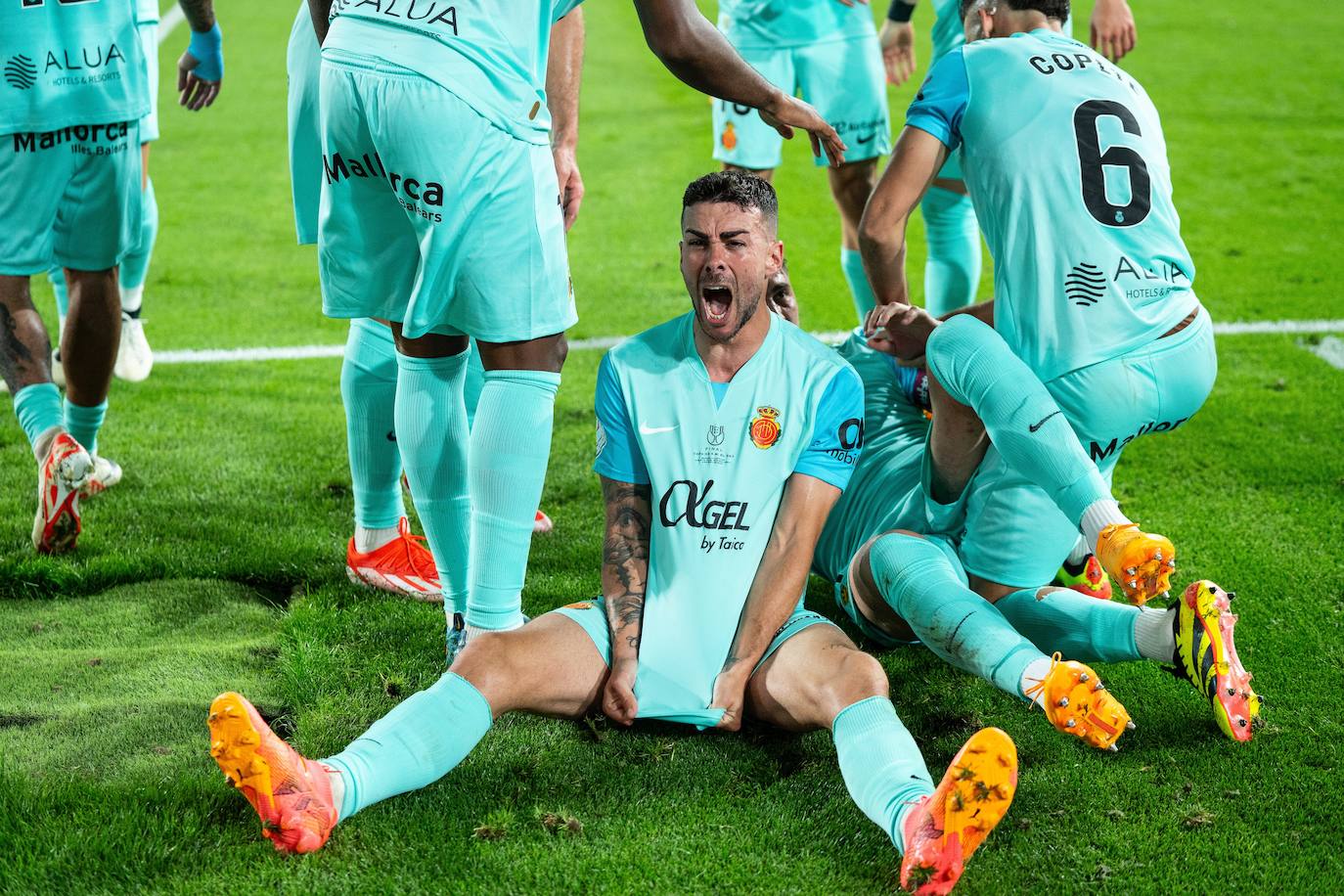 Los jugadores del Mallorca celebran el gol de Dani Rodríguez.