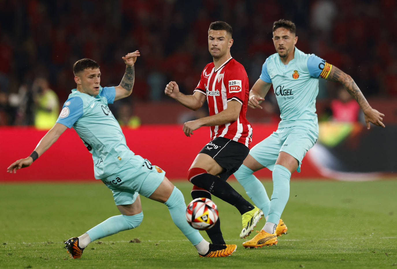 Gio González y Antonio Raíllo, en una acción ante Gorka Guruzeta. 