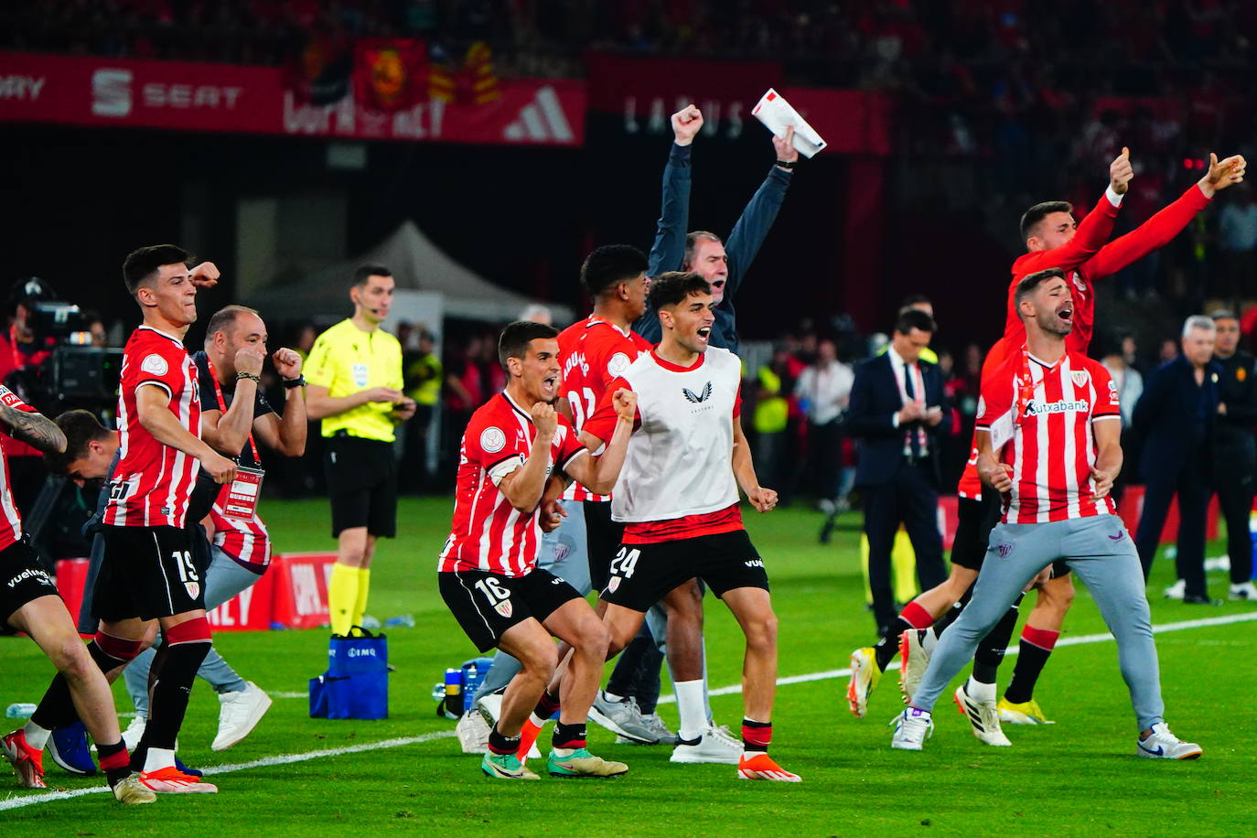 Los jugadores del Athletic, pletóricos durante la tanda de penaltis.