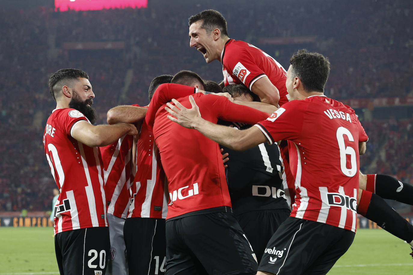 Los jugadores del Athletic celebran eufóricos la consecución del título en el sevillano Estadio de La Cartuja.