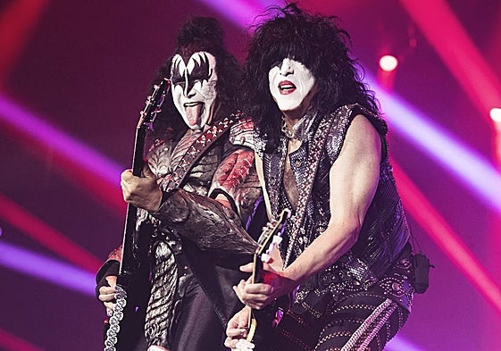 Gene Simmons (Izq.) y Paul Stanley en un concierto de su gira de despedida en Helsinki.