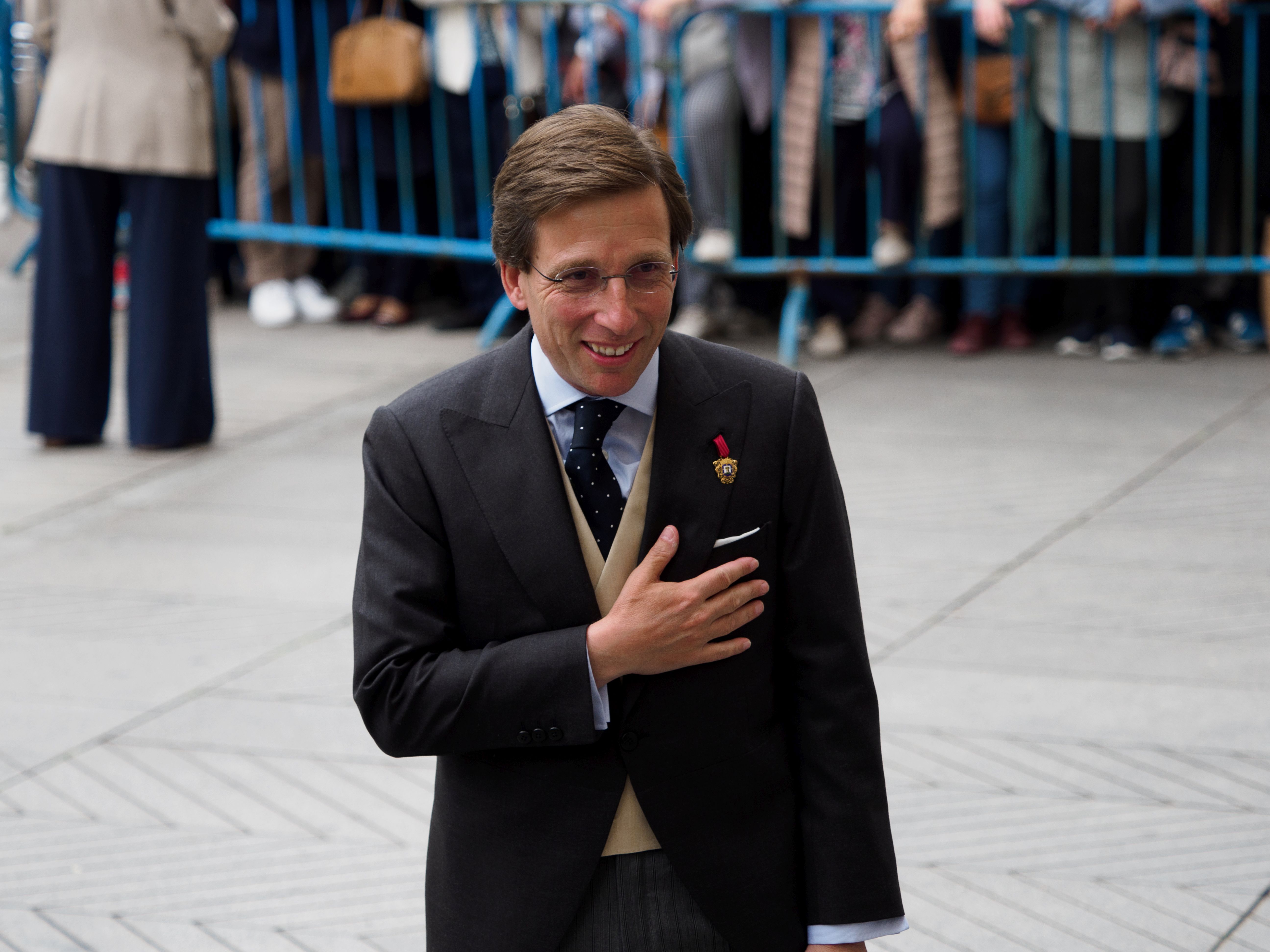 José Luis Martínez-Almeida agradece la acogida de medios de comunicación y ciudadanos a las puertas de la Iglesia San Francisco de Borja, donde ha llegado a las 11.20 de la mañana. 