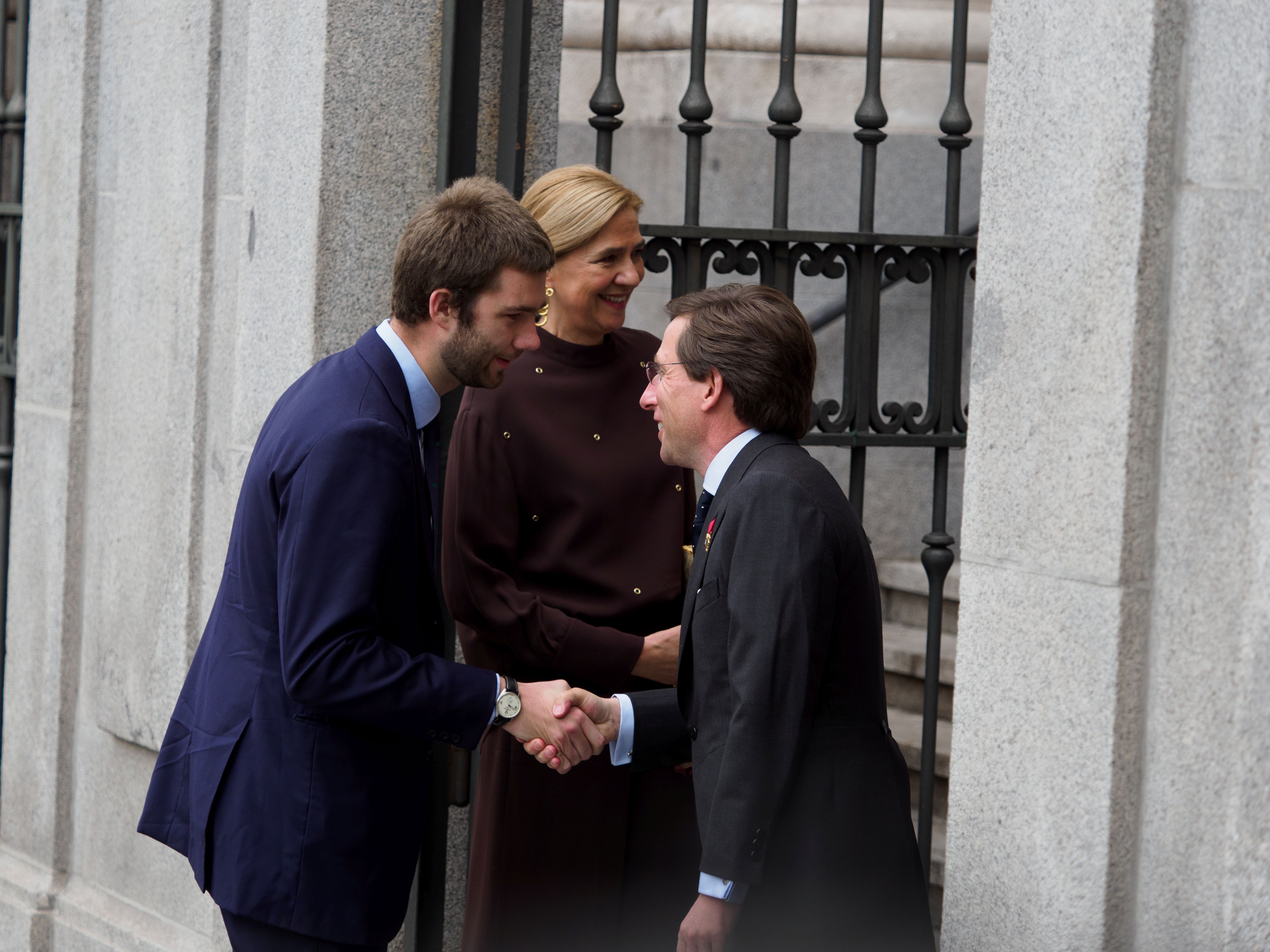 La infanta Cristina, con un dos piezas de Lorenzo Caprile, el mismo diseñador que confeccionó su vestido de novia, ha acudido a la ceremonia con su hijo Juan. 