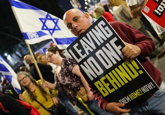 Manifestantes israelíes han vuelto a exigir este sábado en Tel Aviv la liberación de los rehenes.