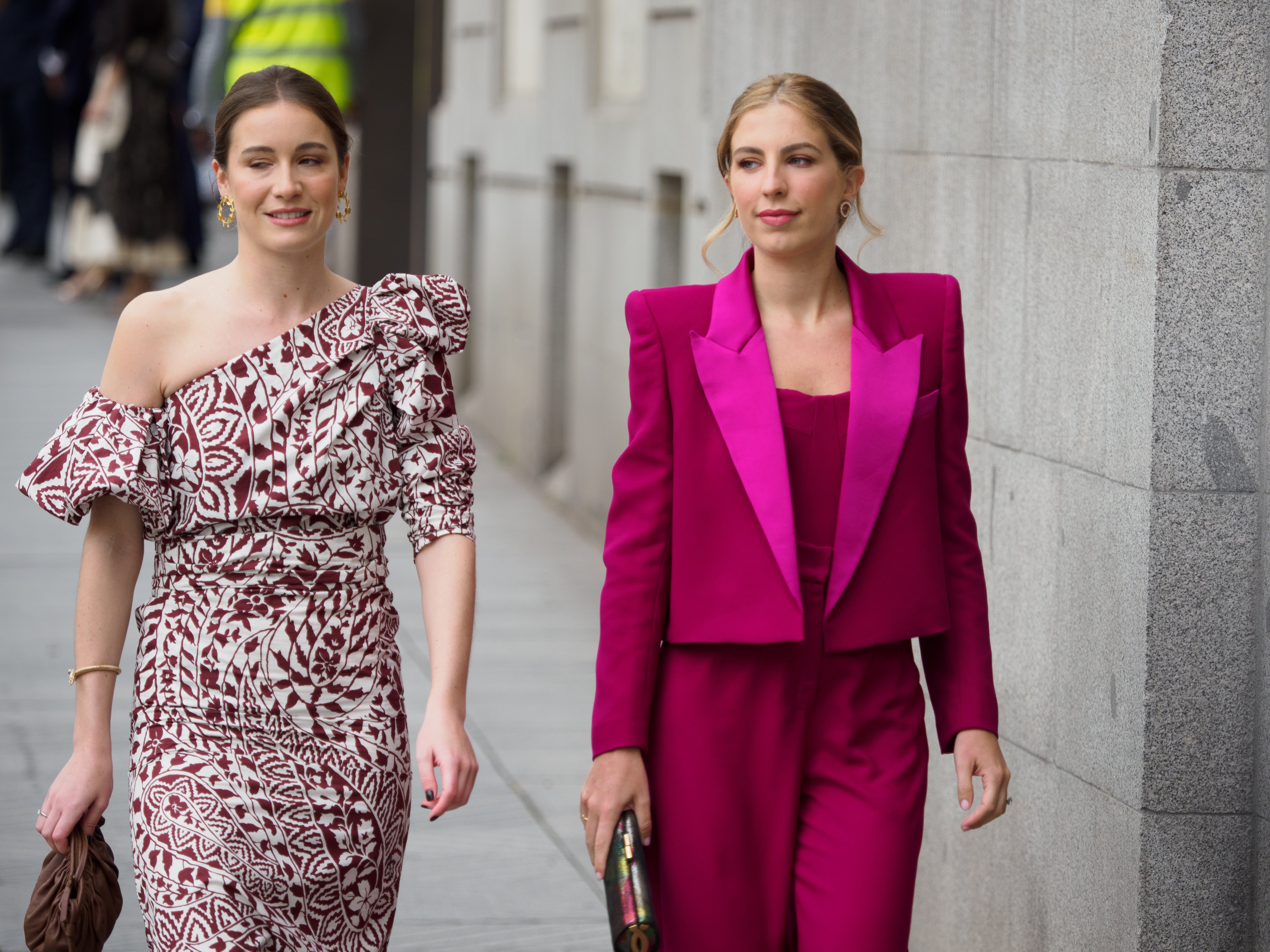 A la derecha de la imagen, Luisa Bergel, íntima amiga de Tamara Falcó y de la novia, Teresa Urquijo. Con ambas ejerció de celestina. 