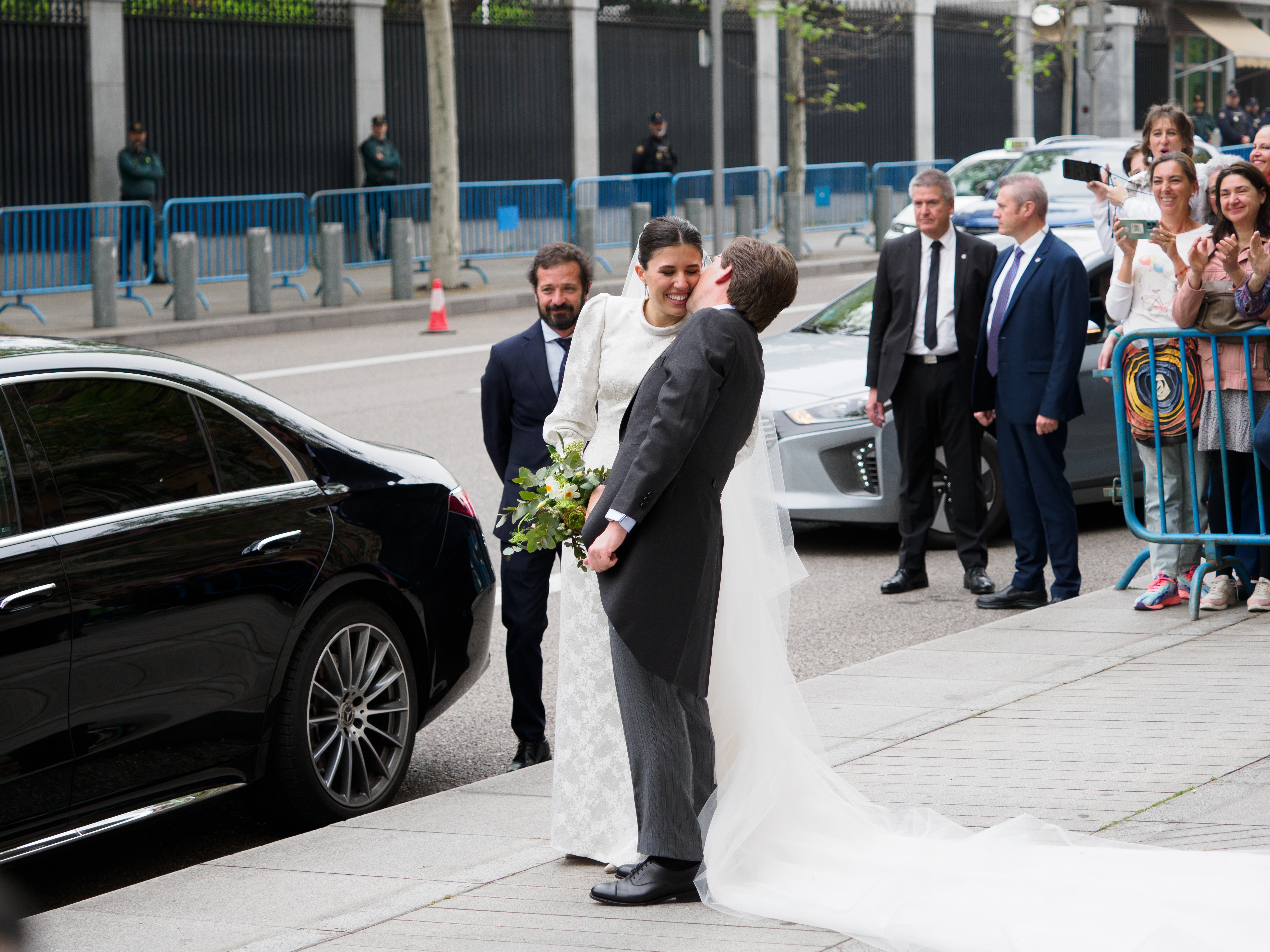 El beso de los recién casados antes de subir al coche con el que se han trasladado a la finca El Canto de la Cruz, en el municipio madrileño de Colmenar Viejo.