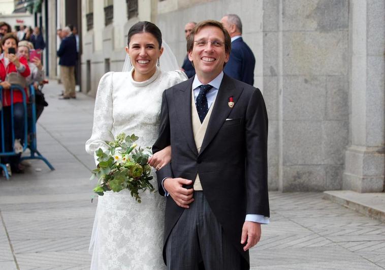 Los novios, a la salida de la iglesia.