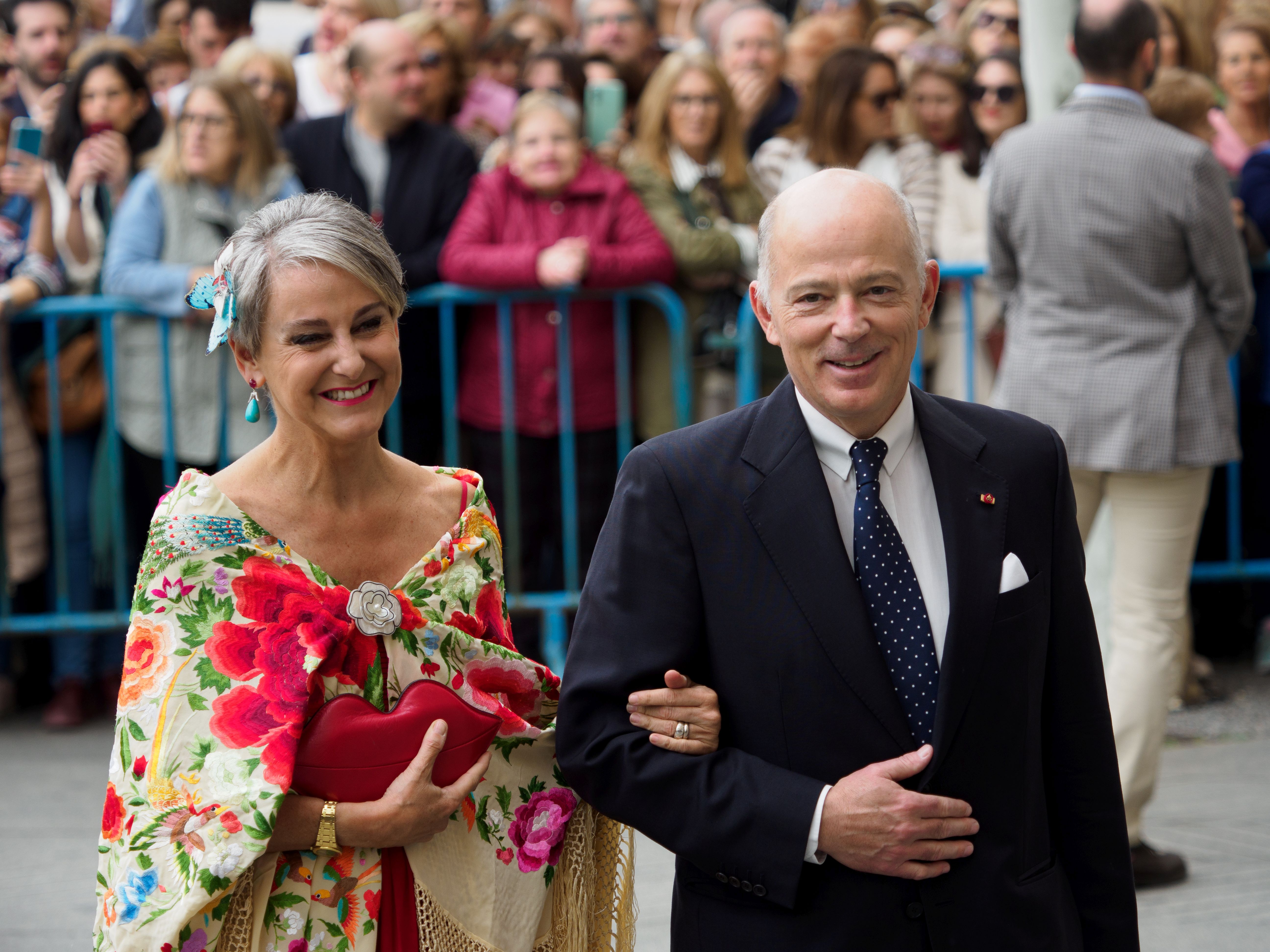 Carla Royo-Villanova, con un castizo mantón de Manila, ha llegado a la parroquia con su marido, Kubrat de Bulgaria.