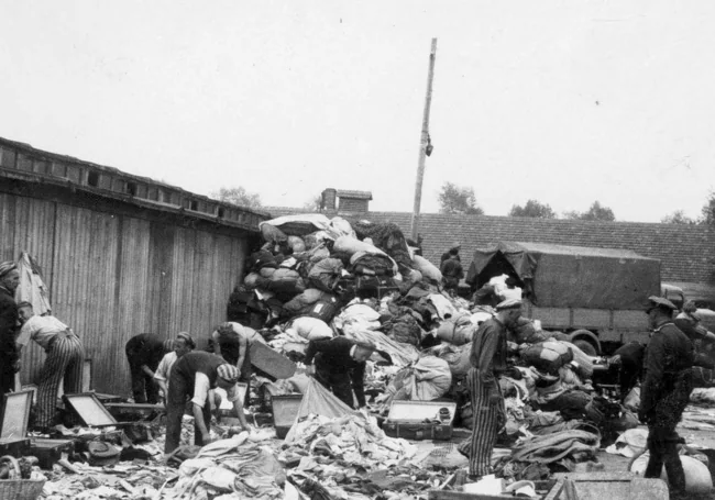 Mayıs 1944'te Birkenau'ya yeni gelen mahkumlardan ele geçirilen kişisel eşyalardan bir seçki.