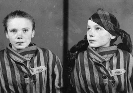 Ficha de Czeslawa Kwoka, prisionera en Auschwitz fotografiada porBrasse.