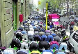 Musulmanes rezando en una céntrica calle de Milán.