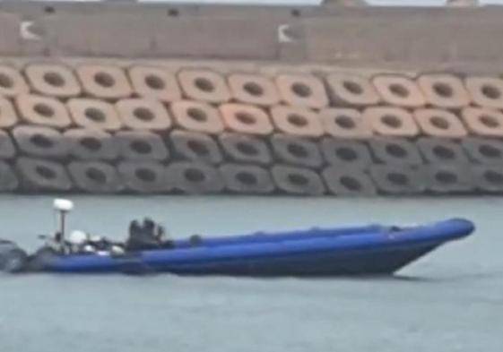 Una narcolancha se refugia del temporal en la Punta de San Felipe.