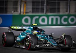 Fernando Alonso rueda con su Aston Martin en el GP de Arabia Saudí