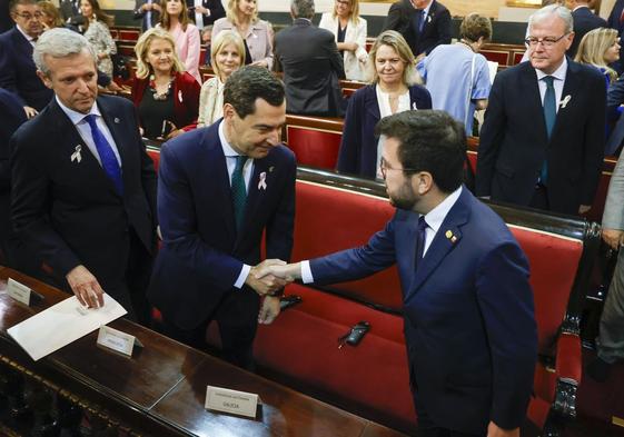 El andaluz Juanma Moreno saluda al presidente catalán, Pere Aragonès, en presencia del gallego Alfonso Rueda, en octubre en la sesión de la Comisión General de Autonomías.