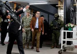 El presidente ecuatoriano, Daniel Noboa, fuertemente escoltado este lunes en Quito.