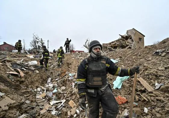 Rescatistas trabajan en un barrio residencial de Zaporiyia bombardeado por Rusia el pasado marzo.