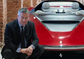 Paolo Pininfarina frente a un coche en una imagen de archivo
