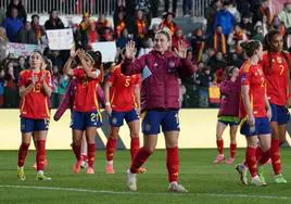 Alexia Putellas, en el centro de la imagen, celebra la victoria ante la República Checa con el público asistente al Plantío, en Burgos.