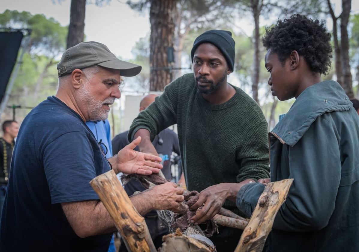 Benito Zambrano junto a los actores Moussa Sylla y Edith Martínez-Val en el rodaje de 'El salto'.