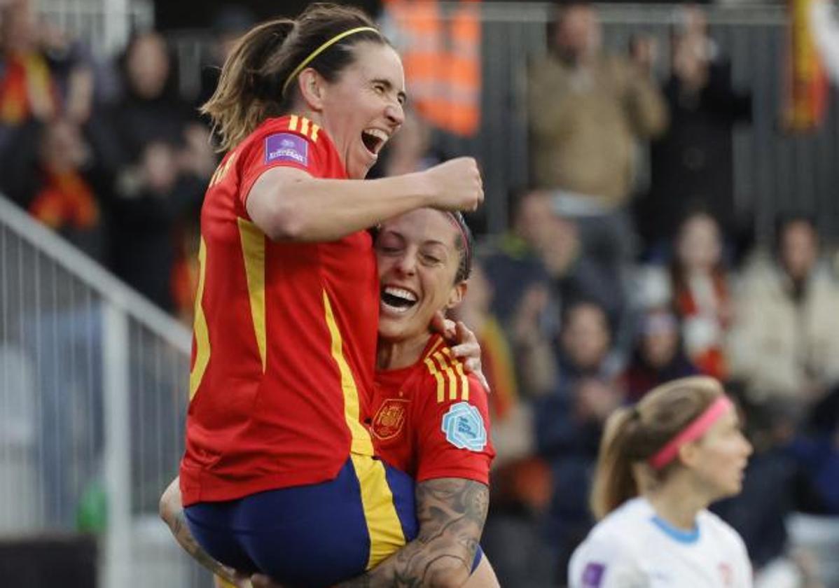 Mariona Caldentey celebra su gol ante la República Checa con Jenni Hermoso-