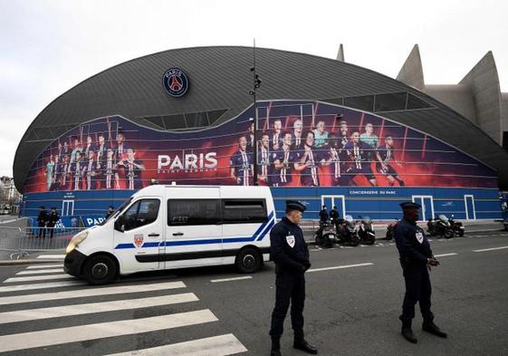 Efectivos de seguridad junto al Parque de los Príncipes de París.