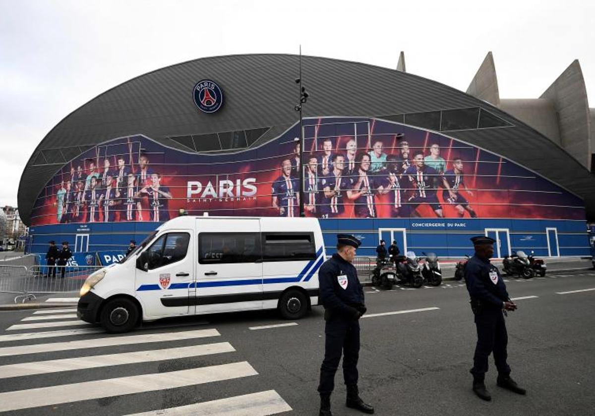 Efectivos de seguridad junto al Parque de los Príncipes de París.