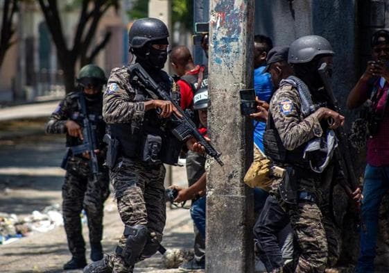 Policías haitianos se enfrentan a paramilitares en Puerto Príncipe.