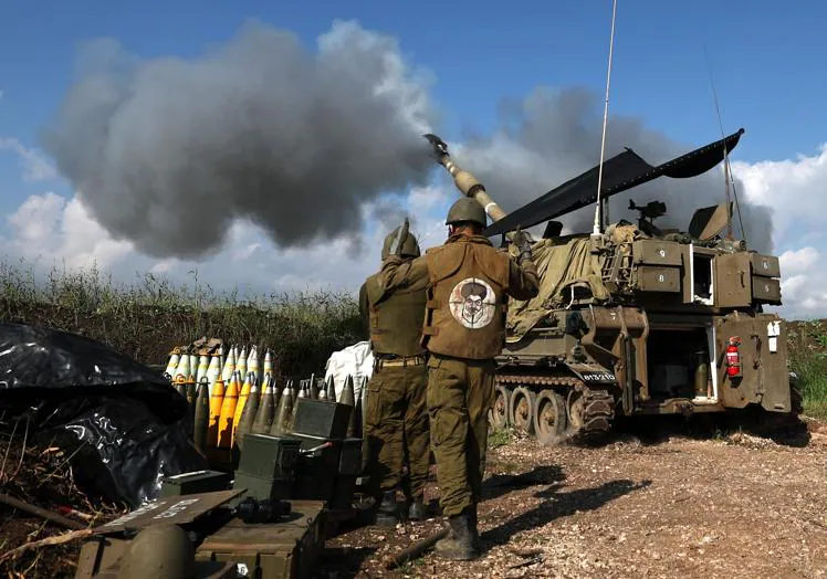 イスラエル軍の大砲がレバノンに向けて発砲する。