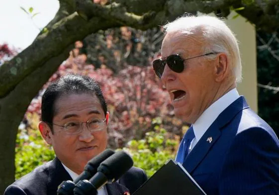 El primer ministro japonés, Fumio Kishida, escucha al presidente de EE UU, Joe Biden, en la conferencia de prensa conjunta celebrada en la Casa Blanca.