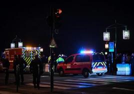 Policías y servicios sanitarios en el lugar del suceso.