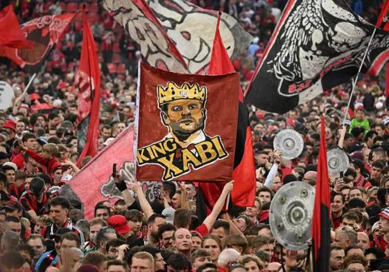 Los hinchas del Leverkusen portan una pancarta en la que se lee 'Rey Xabi'