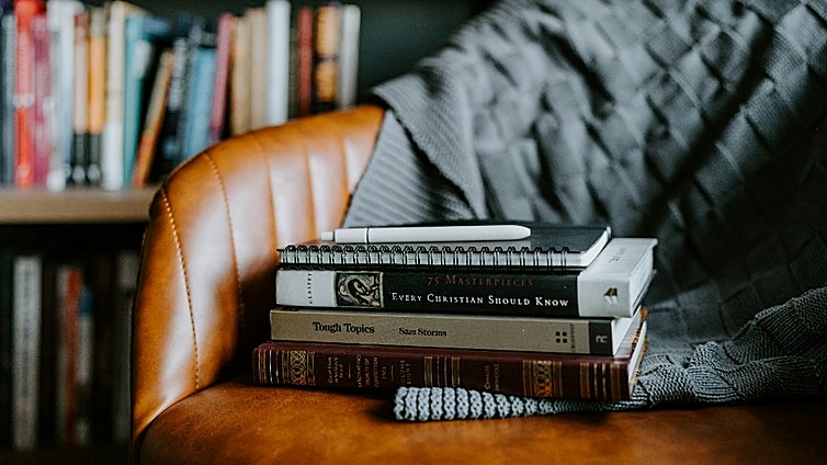 Este Día del Libro completa tu biblioteca con los clásicos universales más originales y sorprendentes
