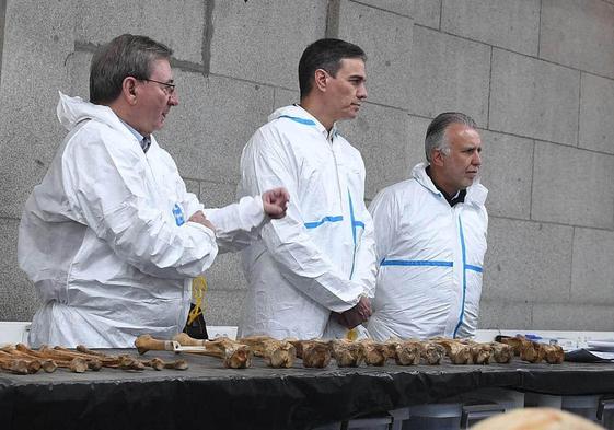 Sánchez, junto al secretario de Estado de Memoria Democrática y al ministro del ramo, Ángel Víctor Torres, este jueves en Colgamuros ante varios de los restos exhumados