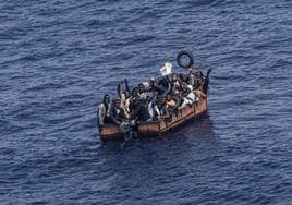 Migrantes intentan llegar a la isla italiana de Lampedusa.