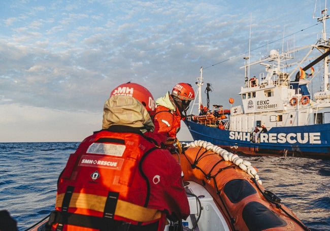 Regreso de la lancha al barco nodriza, Aita Mari.