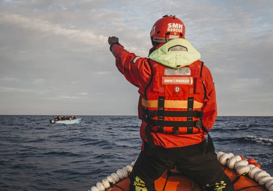 Un tripulante del Aita Mari divisa una embarcación durante una misión en el Mediterráneo central.