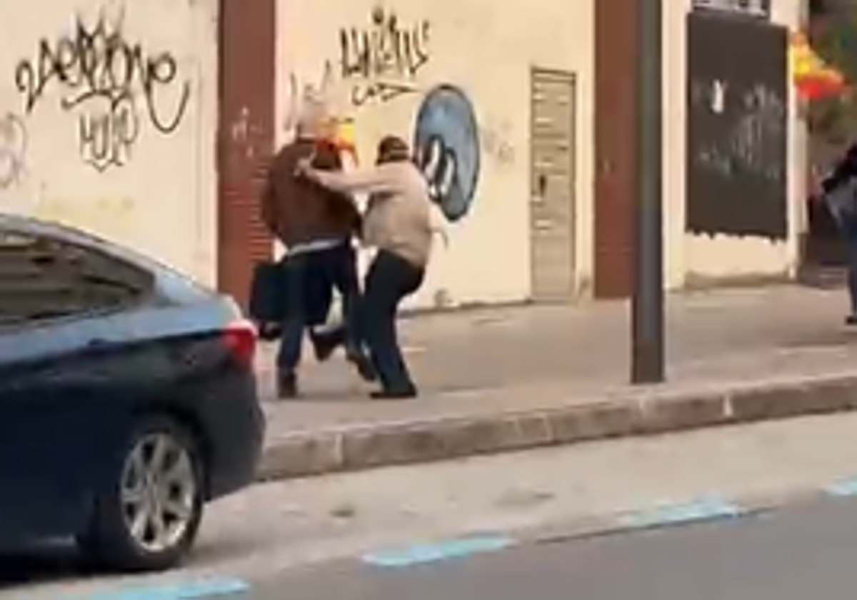 Momento de la agresión al excalde de Ponferrada y portavoz socialista en el Ayuntamiento, Olegario Ramón.